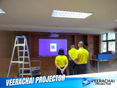 ติดตั้งโปรเจคเตอร์ และจอรับภาพห้องประชุม